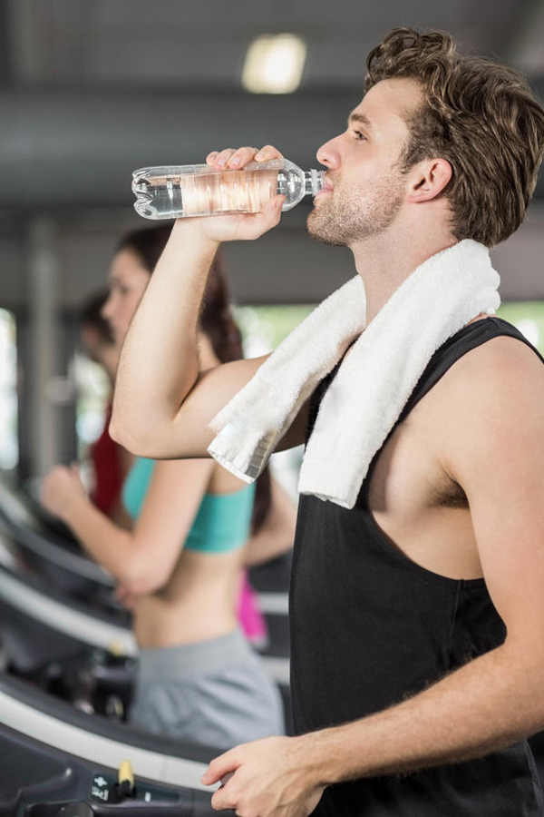 man drinking water during exercise 